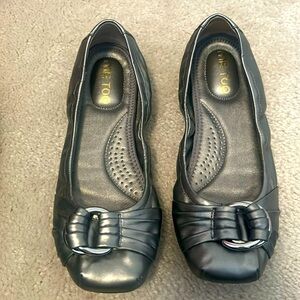 ME TOO SILVER LEATHER BALLET FLATS WITH SILVER HARDWARE, NWOT - SIZE 7